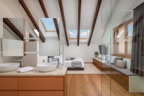 Posteľ alebo postele v izbe v ubytovaní Luxury Villa Silence with Heated Pool