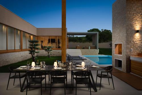 Patio nebo venkovní prostory v ubytování Luxury Villa Silence with Heated Pool
