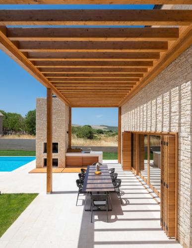 Bazén v ubytování Luxury Villa Silence with Heated Pool nebo v jeho okolí