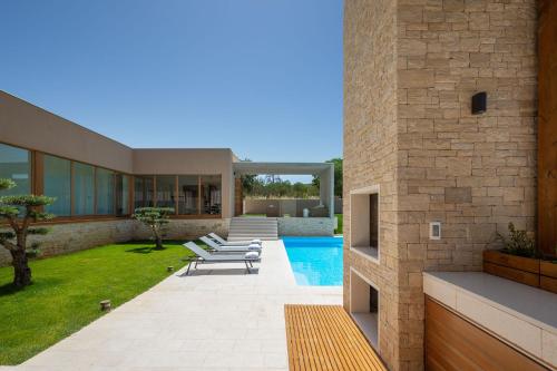 Bazén v ubytování Luxury Villa Silence with Heated Pool nebo v jeho okolí