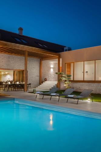 Bazén v ubytování Luxury Villa Silence with Heated Pool nebo v jeho okolí