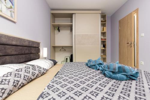 Ένα ή περισσότερα κρεβάτια σε δωμάτιο στο The Purple 1DB Apartment with a Parking Spot