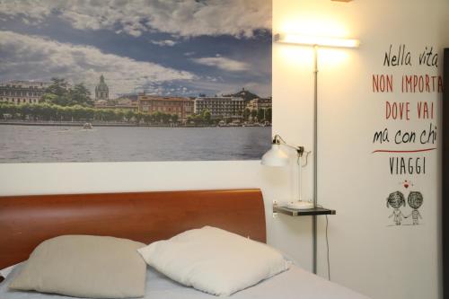 um quarto com uma cama com uma fotografia na parede em LoftinComo em Como