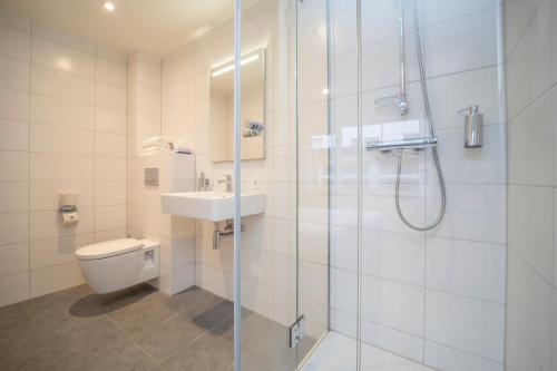 La salle de bains est pourvue d'une douche, de toilettes et d'un lavabo. dans l'établissement Fletcher Hotel Valkenburg, à Fauquemont