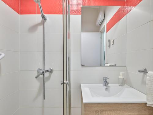 Bathroom sa NEW Retiro recién reformado 10 min en metro a Sol, hasta seis personas