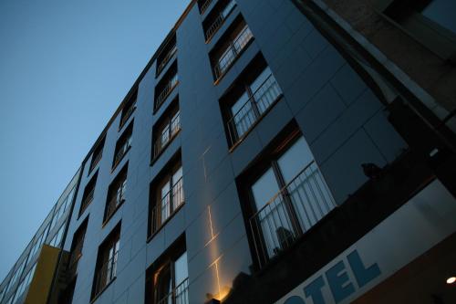 a building with windows on the side of it at Schiller 5 Hotel in Munich