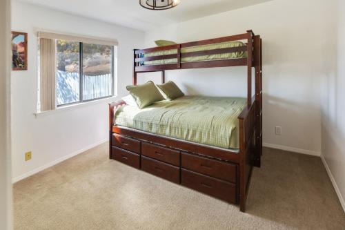Krevet ili kreveti na sprat u jedinici u okviru objekta Kern River Retreat - Walk to River & Downtown! retreat