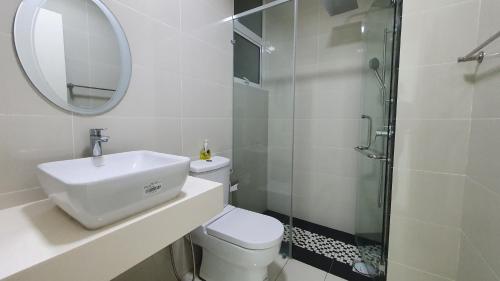 een badkamer met een wastafel, een toilet en een spiegel bij No.13 The Bliss @ The Lovely Country Style House in Puchong