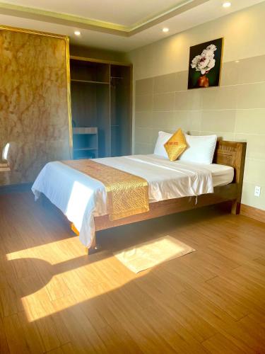 a bedroom with a large bed in a room at Hotel Minh Thắng 2 in Con Dao
