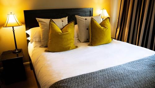 Una cama o camas en una habitación de Elephant Hotel
