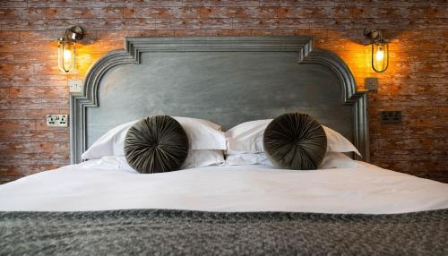Una cama o camas en una habitación de Elephant Hotel