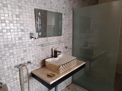 Woodridge Cottages Kalam في Kalām: حمام أبيض مع حوض ومرآة