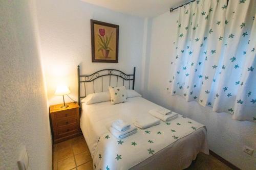 a bedroom with a bed with towels on it at Casa Viola De Cazorla in Cazorla