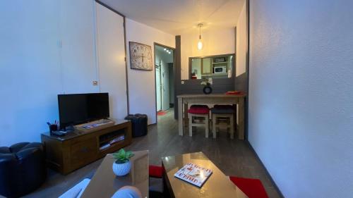 - un salon avec un canapé et une table dans l'établissement Chamois de Chamonix, Confortable 2 pièces, balcon, parking gratuit, à Chamonix-Mont-Blanc