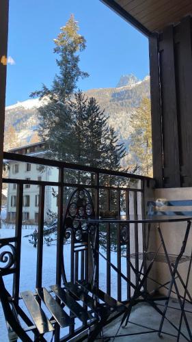 a bench on a balcony with a view of a mountain at Chamois de Chamonix, Confortable 2 pièces, balcon, parking gratuit in Chamonix-Mont-Blanc