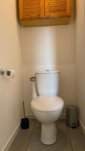 a bathroom with a white toilet in a room at Chamois de Chamonix, Confortable 2 pièces, balcon, parking gratuit in Chamonix-Mont-Blanc