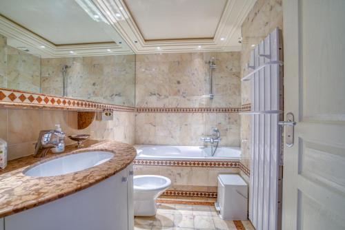 une salle de bain avec une baignoire, un lavabo et des toilettes dans l'établissement Apartment 60sqm Croisette - Balcony with sea view, à Cannes