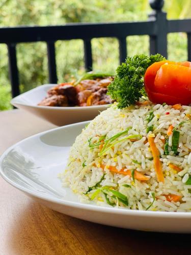 Makanan di atau berdekatan rumah tamu ini