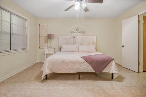 Un dormitorio con una cama y un ventilador de techo. en The Ellis House. In quiet neighborhood!, en Alexandria