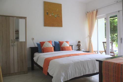 Summer Homestay Bali tesisinde bir odada yatak veya yataklar