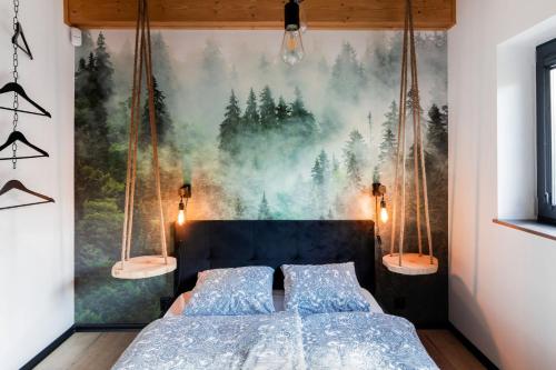 1 dormitorio con 1 cama y una pintura en la pared en Osada Mosorny Groń - Zawoja, en Zawoja