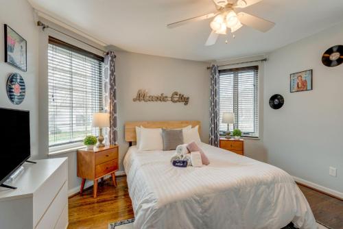 a bedroom with a bed and a ceiling fan at Nashville Flat Close to Downtown 101 in Nashville