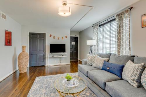 a living room with a couch and a tv at Nashville Flat Close to Downtown 101 in Nashville