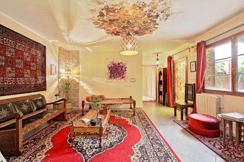 a living room filled with furniture and a chandelier at L'écrin de Rûmi in Vaires-sur-Marne