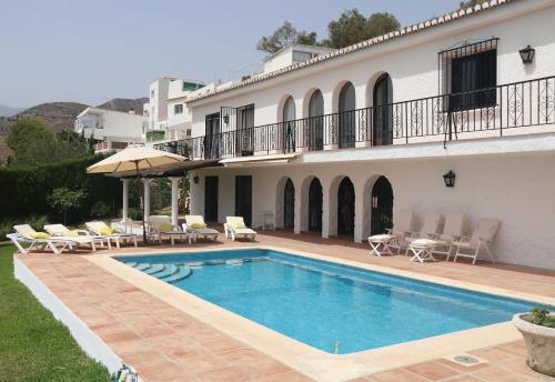 una piscina frente a una villa en Villa Las Dalias, en Almuñécar