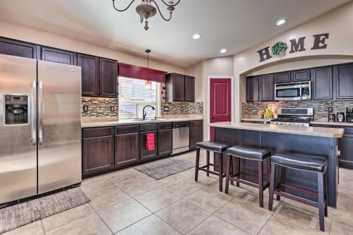 Dapur atau dapur kecil di Maricopa Home with Swim-Up Bar, Heated Pool and Slide