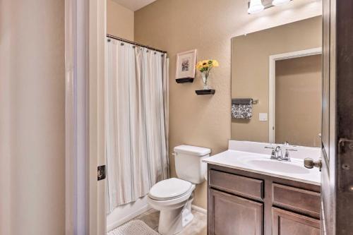 Bilik mandi di Maricopa Home with Swim-Up Bar, Heated Pool and Slide