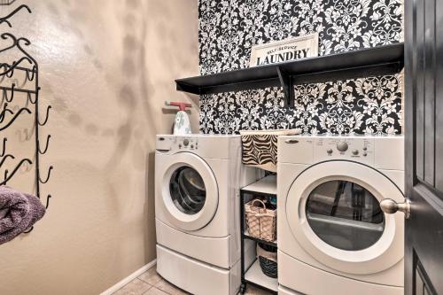 Gambar di galeri bagi Maricopa Home with Swim-Up Bar, Heated Pool and Slide di Maricopa