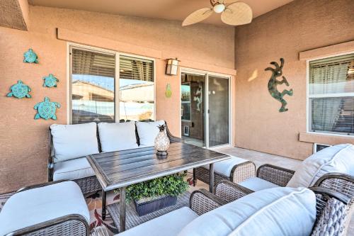 Ruang duduk di Maricopa Home with Swim-Up Bar, Heated Pool and Slide