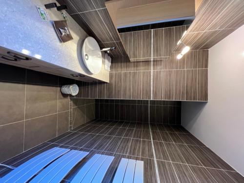 La salle de bains est pourvue de toilettes et de carrelage. dans l'établissement La Bégude Du Pascouren, à Fayence