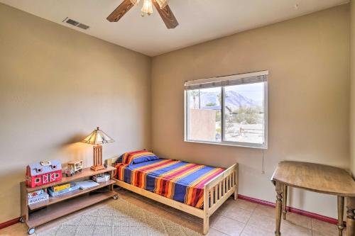En eller flere senge i et værelse på Borrego Springs Stargazing Home with Mtn Views