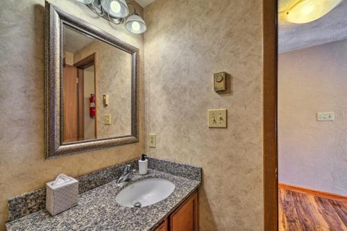 Bathroom sa Idyllic Somerset Condo Ski, Hike and Relax!