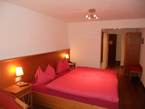 Postel nebo postele na pokoji v ubytování Cresta Hotel