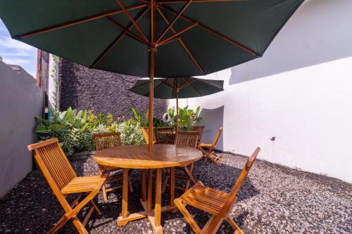 Un patio o zona al aire libre en Josh Guest House