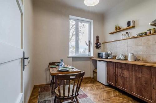 kuchnia z drewnianym stołem i blatem w obiekcie Апартамент Гардения w Warnie