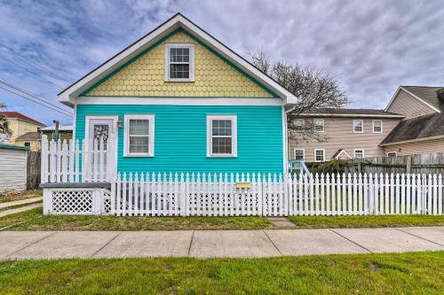 una casa azul y amarilla con una valla blanca en Galveston ‘Blue Bungalow’ - Walk to Beach! en Galveston
