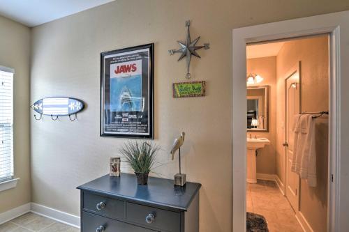 Ένα μπάνιο στο Ocean View and Grill Crystal Beach Bungalow!