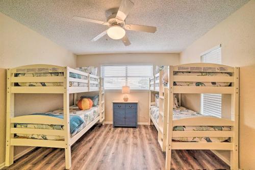 2 literas en una habitación con ventilador de techo en Private Dock Charming and Spacious Rockport Abode!, en Rockport