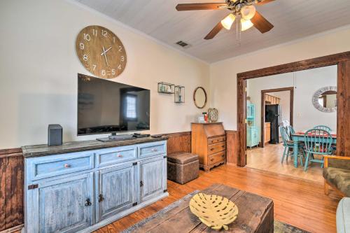 uma sala de estar com um grande relógio na parede em Galveston ‘Blue Bungalow’ - Walk to Beach! em Galveston