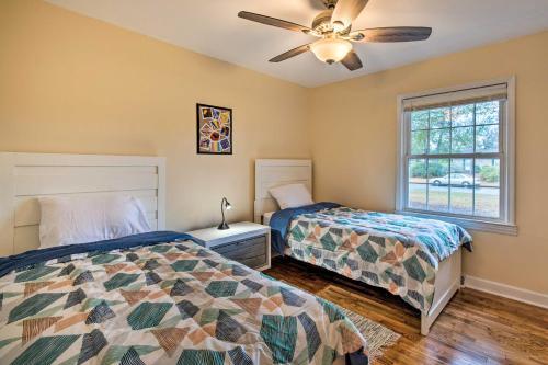 Tempat tidur dalam kamar di Apache Trail Home - 3 Mi to Masonboro Island!