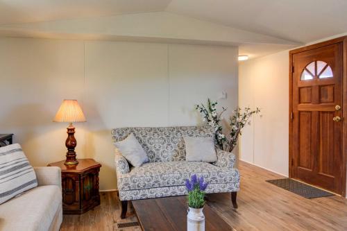 Χώρος καθιστικού στο Peaceful Sandia Park Retreat with Deck and Views!