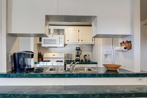 Η κουζίνα ή μικρή κουζίνα στο Peaceful Sandia Park Retreat with Deck and Views!