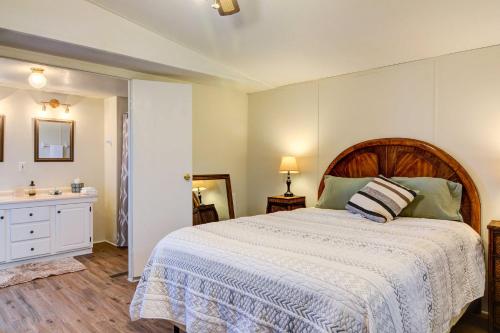 Ένα ή περισσότερα κρεβάτια σε δωμάτιο στο Peaceful Sandia Park Retreat with Deck and Views!