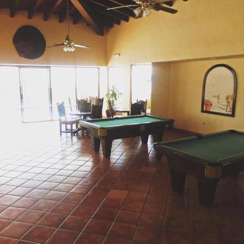 Biliár nebo kulečník v ubytování Great Beach Swiming Pools Tennis Courts Condo in La Paloma Rosarito Beach