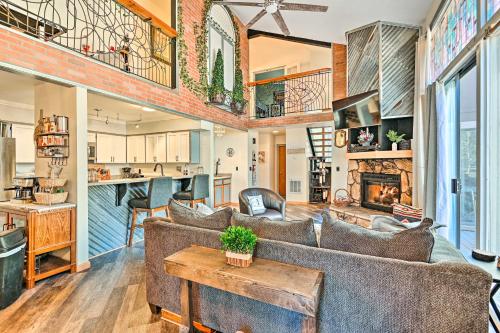 Relaxing Pinetop Townhome with Deck and Grill!