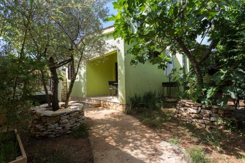 Green house Peroj, WI-FI, FREE PARKING, GARDEN, HOT TUBE, PET FRIENDLY